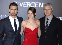 Shailene Woodley, Theo James - на премьере фильма 'Divergent' at Callao Cinema, Мадрид, 3 апреля 2014 (302xHQ) FNTA48FY