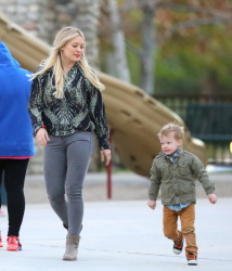 Hilary Duff - at Coldwater Canyon Park in Beverly Hills, 23 января 2015 (30xHQ) FtHvbuLL