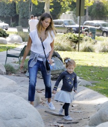 Jessica Alba - Jessica and her family spent a day in Coldwater Park in Los Angeles (2015.02.08.) (196xHQ) GcvLKrYA