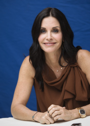 Courteney Cox - "Cougar Town" press confere nce portraits by Armando Gallo (Hollywood, October 14, 2011) - 16xHQ GggO2uCl