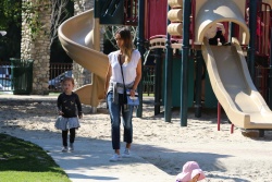 Jessica Alba - Jessica and her family spent a day in Coldwater Park in Los Angeles (2015.02.08.) (196xHQ) Gu0yCDuH