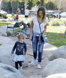 Jessica Alba - Jessica and her family spent a day in Coldwater Park in Los Angeles (2015.02.08.) (196xHQ) Gzfh7Rou