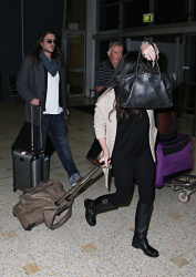 Holly Marie Combs - Shannen Doherty и Holly Marie Combs - arriving in Sydney, 26 марта 2014 (50xHQ) H40VyyjZ