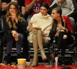 Cara Delavingne, Kendall Jenner and Khloe Kardashian - At the Basketball game, 7 января 2015 (23xHQ) HC8ql2yA