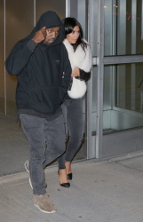 Kanye West - Kim Kardashian и Kanye West - Arriving at JFK airport in New York, 7 января 2015 (63xHQ) HbcyS49B