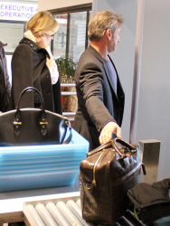 Sean Penn and Charlize Theron - depart from Rome after a Valentine's Day weekend - February 15, 2015 (37xHQ) HdvE6X56