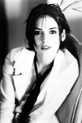 Winona Ryder - Winona Ryder - Ellen von Unwerth Photoshoot 1994 - 4xHQ HizFHdcz