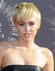 Miley Cyrus - 2014 MTV Video Music Awards in Los Angeles, August 24, 2014 - 350xHQ HlzHOqFI