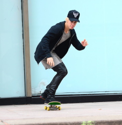 Justin Bieber - Skating in New York City (2014.12.28) - 41xHQ HsVeGitk