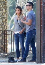 Jessica Alba - Jessica and her family spent a day in Coldwater Park in Los Angeles (2015.02.08.) (196xHQ) I8NSj2zc
