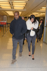 Kanye West - Kim Kardashian и Kanye West - Arriving at JFK airport in New York, 7 января 2015 (63xHQ) IMnKZbqd