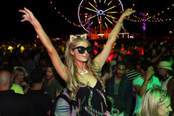 [MQ Paris Hilton - Neon Carnival with PacSun in Thermal, CA 4/11/15