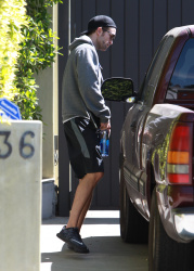 Robert Pattinson - Robert Pattinson - was spotted heading out after another session with his personal trainer - April 6, 2015 - 14xHQ JEbxILfY