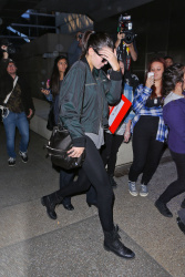 Kendall Jenner - Arriving at LAX airport, 2 января 2015 (55xHQ) JNN1UZUv