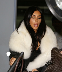 Kanye West - Kim Kardashian & Kanye West - At LAX Airport in Los Angeles, 7 января 2015 (68xHQ) JNT1DMQm