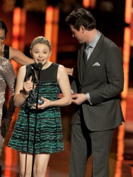 Chloe Moretz - 2012 People's Choice Awards at the Nokia Theatre (Los Angeles, January 11, 2012) - 335xHQ JOhiQAoA