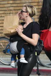 Scarlett Johansson - Out and about in Venice, CA - February 1, 2015 - 33xHQ JewOOzuo