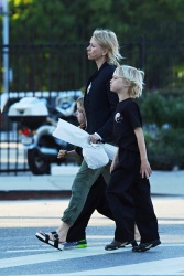 Naomi Watts - Taking her son to Karate class in LA - February 25, 2015 (20xHQ) JmJwn9fL