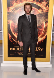 Liam Hemsworth, Jennifer Lawrence, Josh Hutcherson - 'The Hunger Games: Mockingjay - Part 1'Los Angeles Premiere at Nokia Theatre L.A. Live, Лос-Анджелес, 17 ноября 2014 (119xHQ) KvXQXGBG
