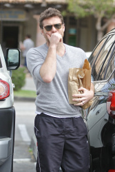 Sam Worthington - looks a bit exhausted as he shops for groceries at his local Pavilions in Malibu - April 24, 2015 - 11xHQ L1ULIuTb