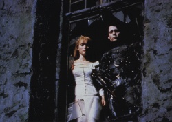 Johnny Depp, Winona Ryder - Промо + стиль и постеры к фильму "Edward Scissorhands (Эдвард руки-ножницы)", 1990 (34хHQ) L2tGBcUS
