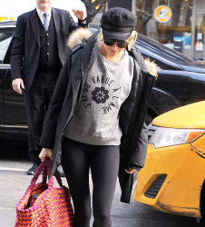 Sienna Miller - walking to a building in Midtown, New York, 15 января 2015 (39xHQ) LLuMQ7HR