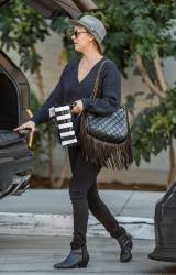 Kaley Cuoco - Out and about LA, 3 января 2015 (17xHQ) Lole5ofD