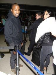 Kim Kardashian & Kanye West - At LAX Airport in Los Angeles, 7 января 2015 (68xHQ) M2jqEPq4