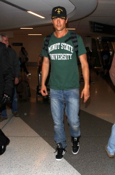 Josh Duhamel - Josh Duhamel - Arriving at LAX Airport in LA - April 23, 2015 - 24xHQ M7fDEcUC