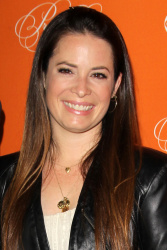 Holly Marie Combs - Screening Of ABC Family's 'Pretty Little Liars' Special Halloween Episode at Hollywood Forever Cemetery, 16 октября 2012 (19xHQ) Mpl1LV5h