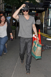 Ian Somerhalder - spotted doing some grocery shopping in NYC - May 17, 2012 - 9xHQ N7n188Hv