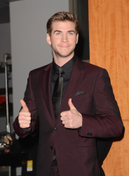 Liam Hemsworth - 2013 People's Choice Awards at the Nokia Theatre in Los Angeles, California - January 9, 2013 - 8xHQ NOR5ZOM1