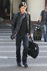 Ian Somerhalder - At LAX Airport (2012.01.10) NQjsAOgk