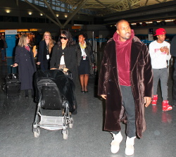 Kim Kardashian - At JFK Airport in New York City with Kanye West (2015. 02. 09) (44xHQ) Nti7oggb