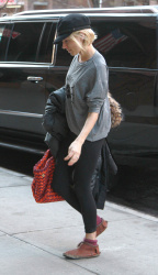 Sienna Miller - walking to a building in Midtown, New York, 15 января 2015 (39xHQ) NvEeTSfH
