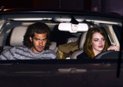 Andrew Garfield - Andrew Garfield & Emma Stone - Leaving an Arcade Fire concert in Los Angeles - May 27, 2015 - 108xHQ OOFg2MmX