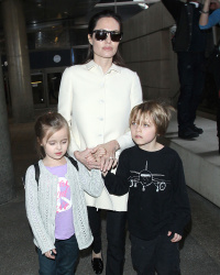 Angelina Jolie - LAX Airport - February 11, 2015 (185xHQ) OuxypXGJ