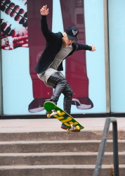 Justin Bieber - Skating in New York City (2014.12.28) - 41xHQ PGFXCVVU