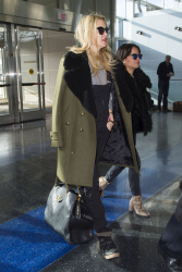 Kate Hudson - at JFK airport in NYC - February 19, 2015 (16xHQ) PzFAUdmX