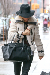 Sienna Miller - wears a fedora hat and carries her Prada bag while arriving at her hotel in New York City, 12 января 2015 (11xHQ) R8RNyt9R