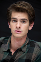 Andrew Garfield - The Social Network press conference portraits by Vera Anderson (New York, September 25, 2010) - 8xHQ RZngW0Wb