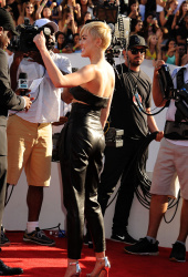 Miley Cyrus - 2014 MTV Video Music Awards in Los Angeles, August 24, 2014 - 350xHQ SWsqNDfS