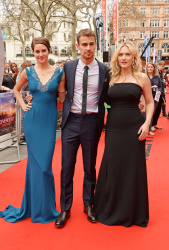 Theo James - Shailene Woodley, Kate Winslet, Theo James - на премьере фильма 'Divergent' at Odeon Leicester Square, Лондон, 30 марта 2014 (918xHQ) T2y9Lh1Y