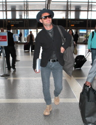 Jude Law - Arriving at LAX - April 24, 2015 - 23xHQ TCJptfuR