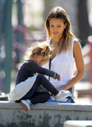 Jessica Alba - Jessica and her family spent a day in Coldwater Park in Los Angeles (2015.02.08.) (196xHQ) U2f2C5We