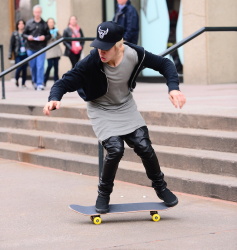 Justin Bieber - Skating in New York City (2014.12.28) - 41xHQ U5LPVDX6