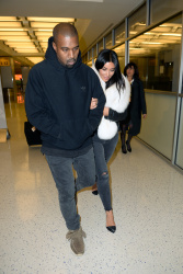 Kim Kardashian и Kanye West - Arriving at JFK airport in New York, 7 января 2015 (63xHQ) V0P60hz8