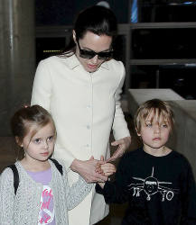 Angelina Jolie - LAX Airport - February 11, 2015 (185xHQ) VQYounpg