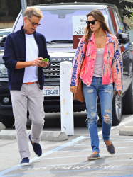 Alessandra Ambrosio - Out and about in Brentwood, 28 января 2015 (17xHQ) Vc0zDvl9