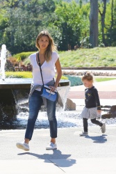 Jessica Alba - Jessica and her family spent a day in Coldwater Park in Los Angeles (2015.02.08.) (196xHQ) WMOBMt83